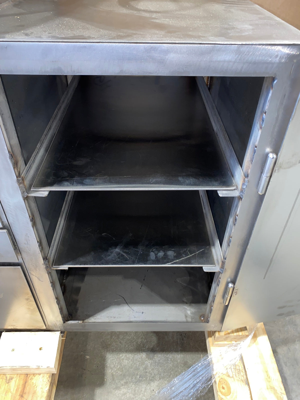 042224 Split Stainless Steel Hybrid Grill with Lid and Three Storage Areas