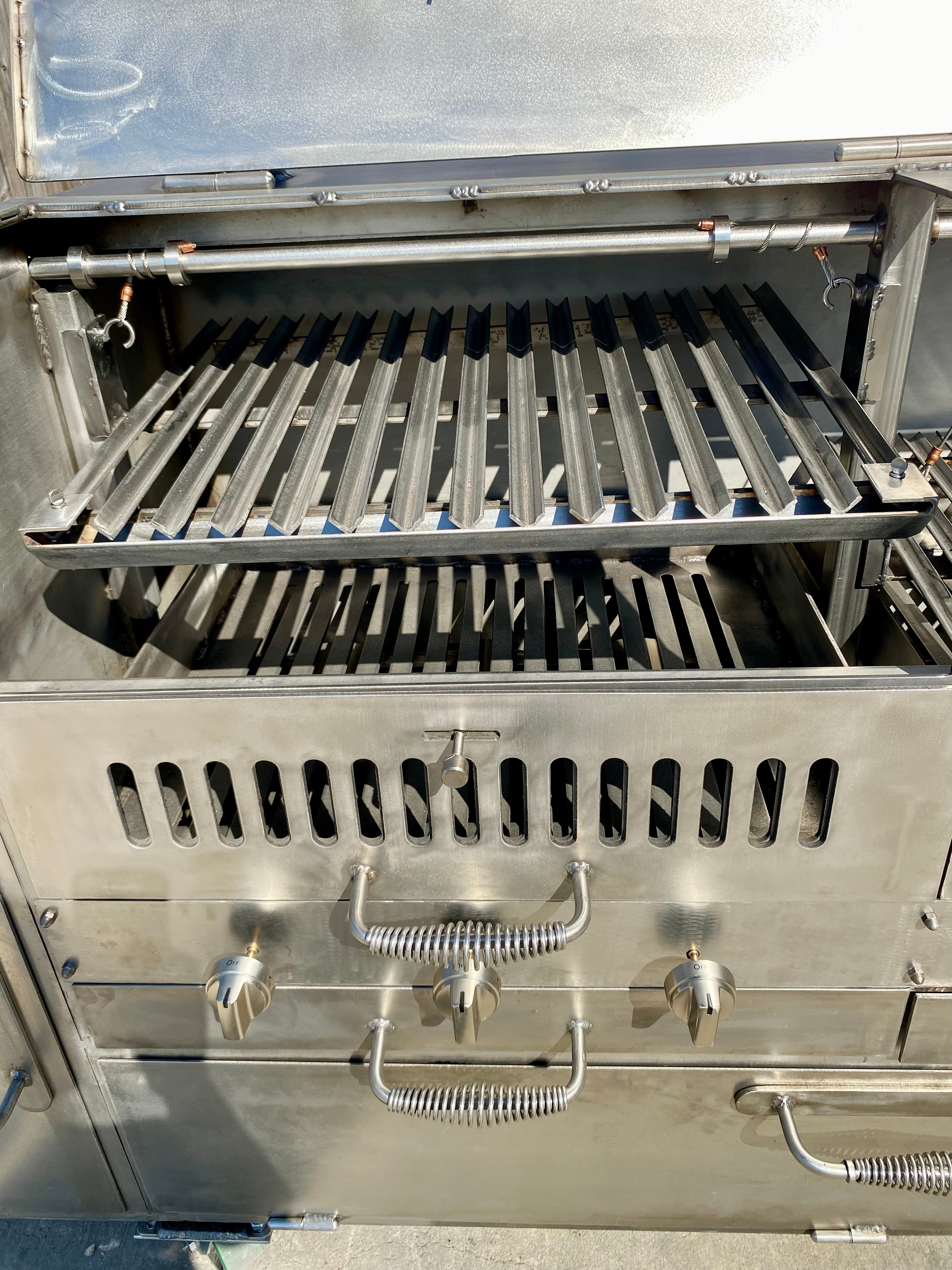 042224 Split Stainless Steel Hybrid Grill with Lid and Three Storage Areas
