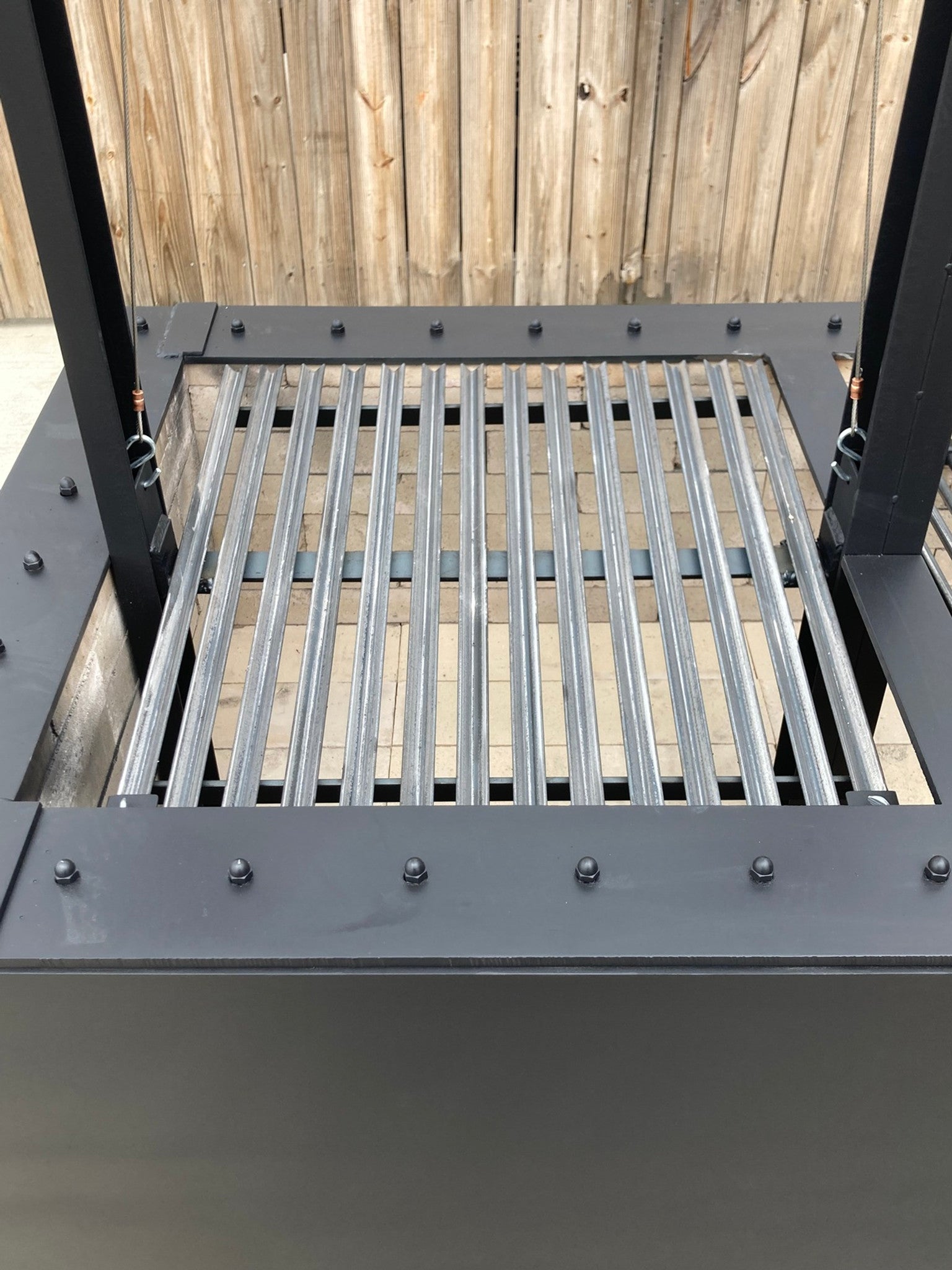 4581 COMMERCIAL Split Santa Maria Grill - Heritage Backyard