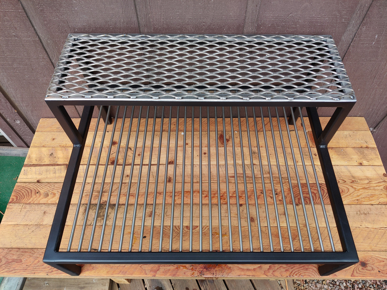 Table bbq grill with an upper warming rack