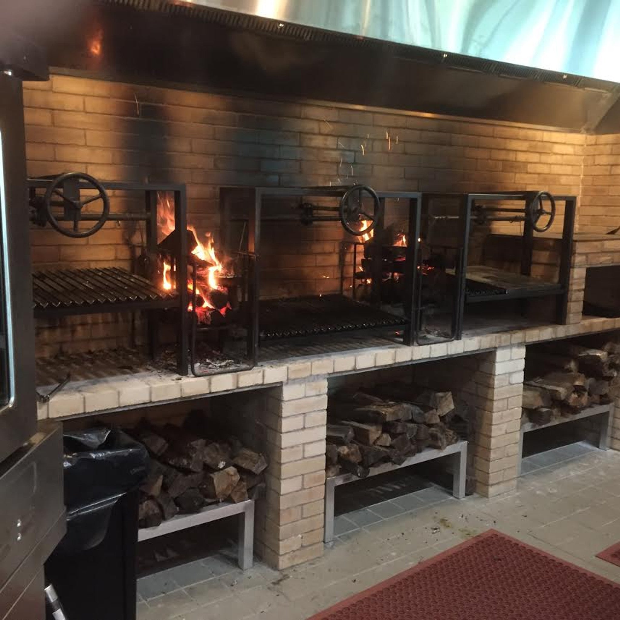 COMMERCIAL Argentine Architectural Grill with Front Facing Wheels - Heritage Backyard